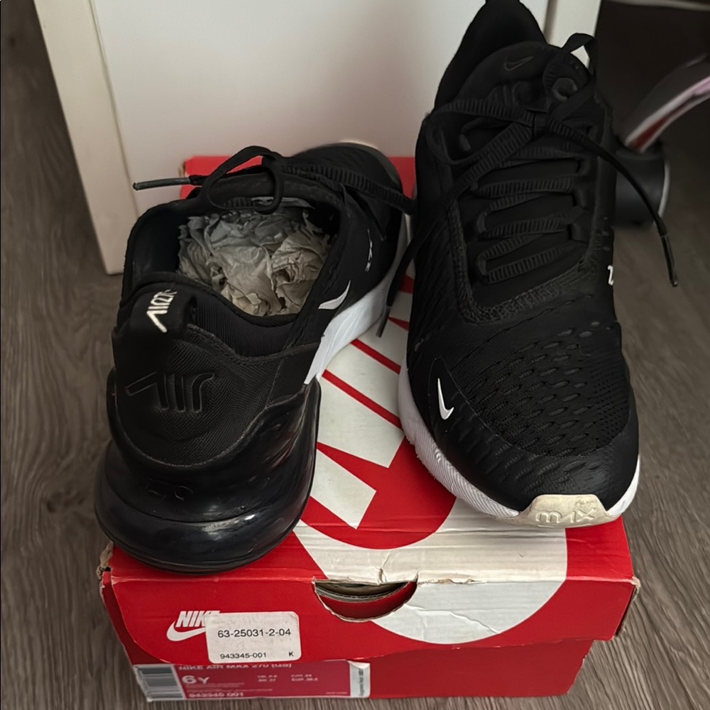 Nike Black Sneakers Modern Athletic Design